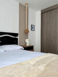 Un dormitorio con una cama y una puerta de madera. en Casa del ocaso con parking, en Armenia
