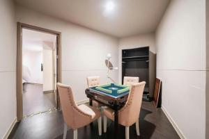 上海市にあるMagnotel Hotel Shanghai Railway Station Magnolia Plazaのテーブルと椅子のあるダイニングルーム