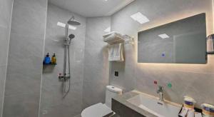 een badkamer met douche, toilet en wastafel bij PAI Hotel Huayin Huashan Mountain Scenic Spot Ancient Street in Huayin +238 foto's