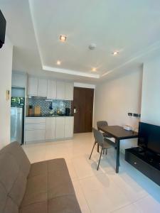 Dapur atau dapur kecil di Apartment Serenity Wongamat +34 gambar