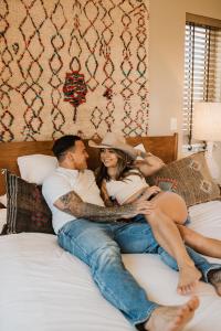 un uomo e una donna sdraiati su un letto di Sacred Sands - Lobo Luna a Joshua Tree