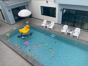 Bazén v ubytování Level FIVE pool villa Pattaya nebo v jeho okolí + 42 fotografií