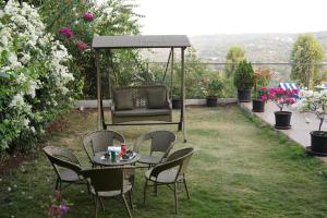 Κήπος έξω από το Staycation a six bedroom delux villa