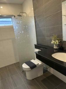 un baño con inodoro y lavabo en Chao Pao Villa Phase 2, en Ko Pha Ngan
