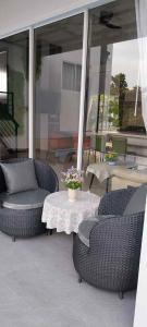 un patio con mesa, 2 sillas, mesa y sillas en Chao Pao Villa Phase 2, en Ko Pha Ngan 4 fotos más