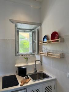 Kuchyň nebo kuchyňský kout v ubytování A Patmos Studio + 6 fotografií