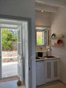 Kuchyň nebo kuchyňský kout v ubytování A Patmos Studio