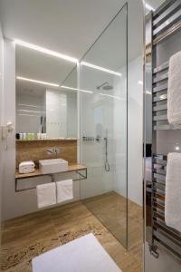 La salle de bains est pourvue d'une douche en verre et d'un lavabo. dans l'établissement Golden Star, à Prague