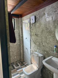 une salle de bain avec toilettes et lavabo dans l'établissement RMC Cabana, à Udamulla