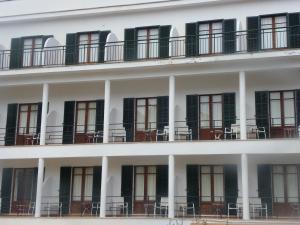 - un grand bâtiment blanc avec des fenêtres et des balcons dans l'établissement Hotel Brismar, à Port d’Andratx