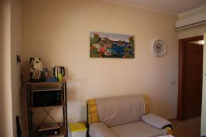 a living room with a couch and a picture on the wall at Casa Vacanze Sicilia Tirrena in Finale