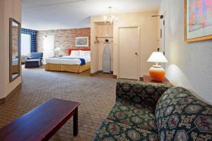 Giường trong phòng chung tại Holiday Inn Express Toronto East - Scarborough By IHG