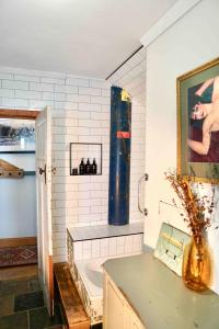 a bathroom with a sink and a bath tub at CIRQUE 5 - Two bedroom alpine lodge in Merrijig