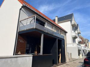 a building with a balcony on top of it at Studio bisou bisou in Merlimont