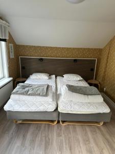 Säng eller sängar i ett rum på Hagabergets Vandrarhem