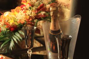 トゥールーズにあるオテル デザールのグラス2杯の横にシャンパン1本