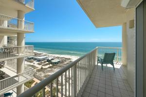 einen Balkon mit einem Stuhl und Meerblick in der Unterkunft Beach Club B1701-New Rental- Gorgeous Corner unit in Gulf Shores