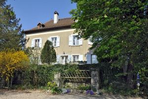 een groot huis met een heg ervoor bij Chateau-Gaillard in Corbelin