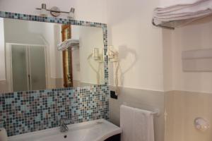 Een badkamer bij Hotel Villa Archirafi