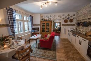 eine Küche mit roten Stühlen und einem Tisch im Zimmer in der Unterkunft Altes Forstamt im Teutoburger Wald-Fewo Hofgarten in Altenbeken + 44 Fotos