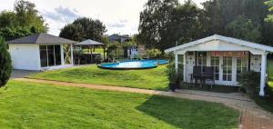 a backyard with a swimming pool and a house at Fewo Traum in Neppermin
