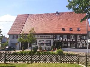 budynek z czerwonym dachem i płotem w obiekcie Gasthaus Rössle w mieście Rottweil