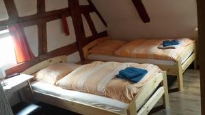 En eller flere senge i et værelse på Gasthaus Rössle