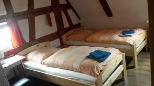 Postel nebo postele na pokoji v ubytování Gasthaus Rössle