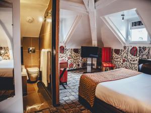 Кровать или кровати в номере Hotel Le Notre Dame Saint Michel