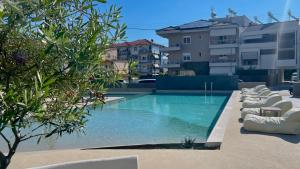 Bazén v ubytování AEGEAN BLUE Apartments & Suites nebo v jeho okolí