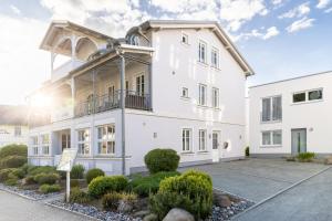 an image of a white house at Villa Fabiola in Strandnähe in Binz