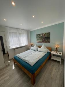 Postel nebo postele na pokoji v ubytování Hotel Pension Haus Talblick Edersee