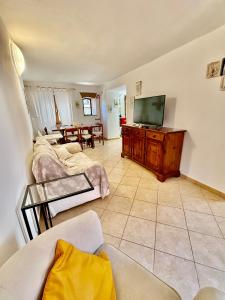 Televízia a/alebo spoločenská miestnosť v ubytovaní Casa vacanze Elena + 20 fotografií