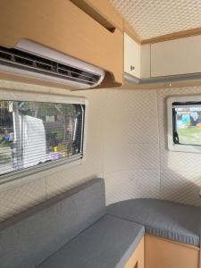 TV a/nebo společenská místnost v ubytování Cenanghill Beachfront