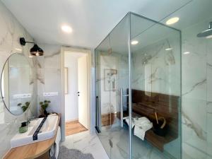 A bathroom at Apartmán PLÁŇ Vesna Resort Még 48 kép