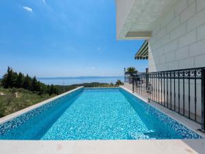 Bazén v ubytovaní Villa in Makarska with Infinity Pool & Views alebo v jeho blízkosti