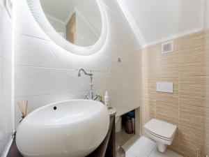 Kúpeľňa v ubytovaní Villa in Makarska with Infinity Pool & Views