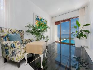 Bazén v ubytovaní Villa in Makarska with Infinity Pool & Views alebo v jeho blízkosti