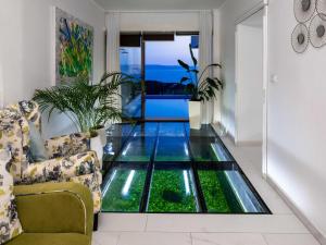 Bazén v ubytovaní Villa in Makarska with Infinity Pool & Views alebo v jeho blízkosti
