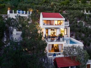 Bazén v ubytovaní Villa in Makarska with Infinity Pool & Views alebo v jeho blízkosti
