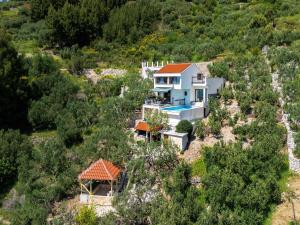 Bazén v ubytovaní Villa in Makarska with Infinity Pool & Views alebo v jeho blízkosti