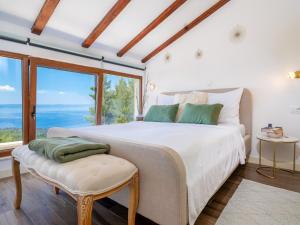 Posteľ alebo postele v izbe v ubytovaní Villa in Makarska with Infinity Pool & Views