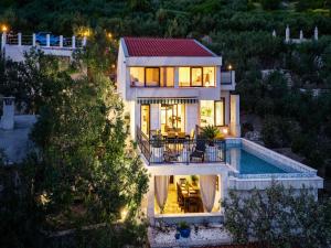 Bazén v ubytovaní Villa in Makarska with Infinity Pool & Views alebo v jeho blízkosti