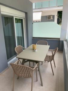luxury studios & apartments Athanasias的阳台或露台