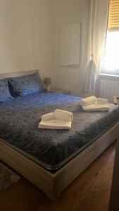 - un lit avec 2 serviettes blanches dans l'établissement CasaClaudia, à Gênes