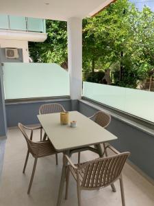 luxury studios & apartments Athanasias的阳台或露台