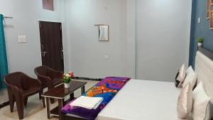 Postel nebo postele na pokoji v ubytování ATULYAM STAYs VRINDAVAN