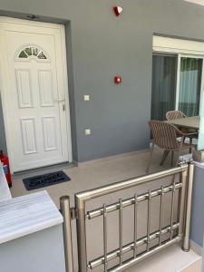 luxury studios & apartments Athanasias的阳台或露台