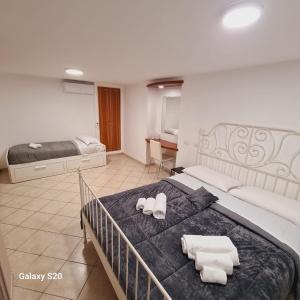 una camera da letto con un letto grande con asciugamani sopra di Casa Mia al Plebiscito a Napoli