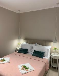 luxury studios & apartments Athanasias客房内的一张或多张床位